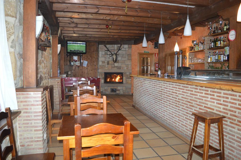 Hostal Revinuesa Exterior foto